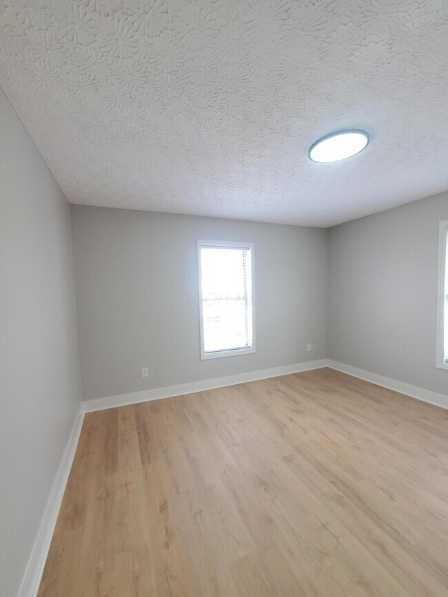 Building Photo - 33 S Cypress Ave