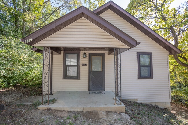 Building Photo - 917 Harding St