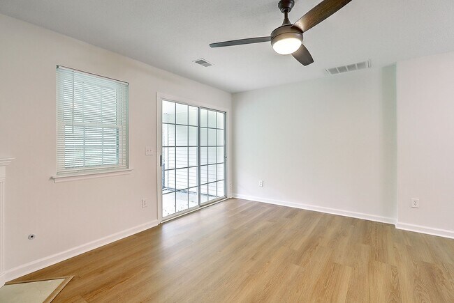 Building Photo - 8047 Shadow Oak Dr