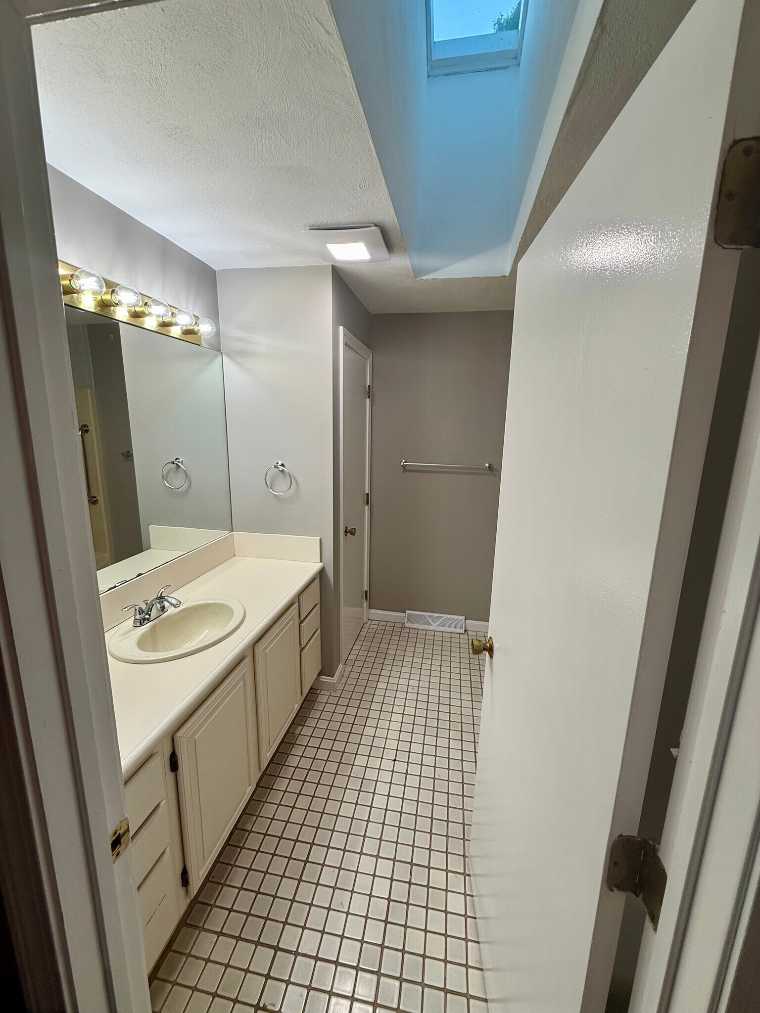 Full bath - 179 Fairway Dr