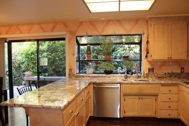 Building Photo - 400 Hartnell Pl
