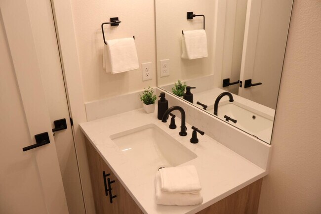 Building Photo - 204 E 35th St