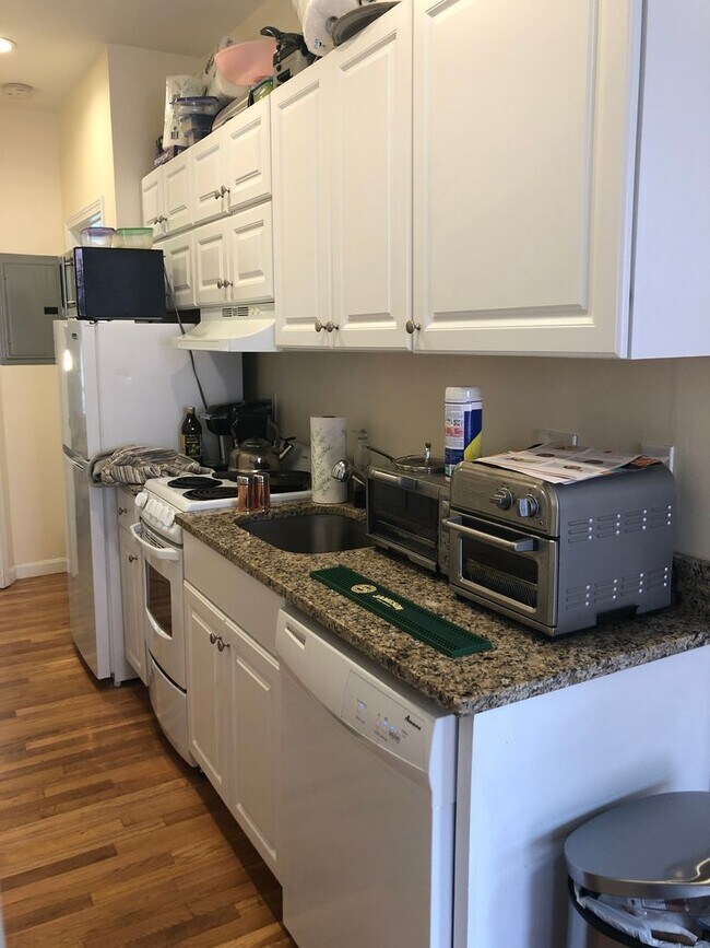 Building Photo - 3 Bed 2 Full Baht in Beacon Hill, Heat, Hot Water Included, Laundry on a Site