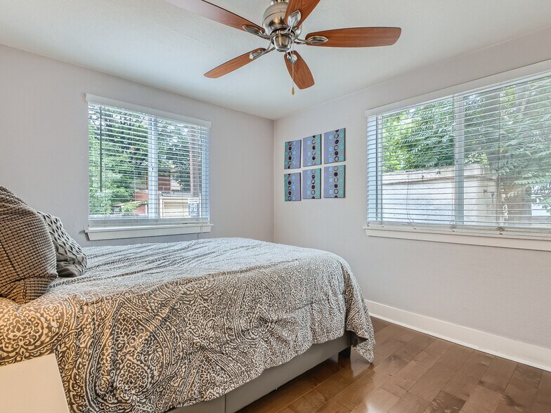 bedroom - 120 S Pennsylvania St