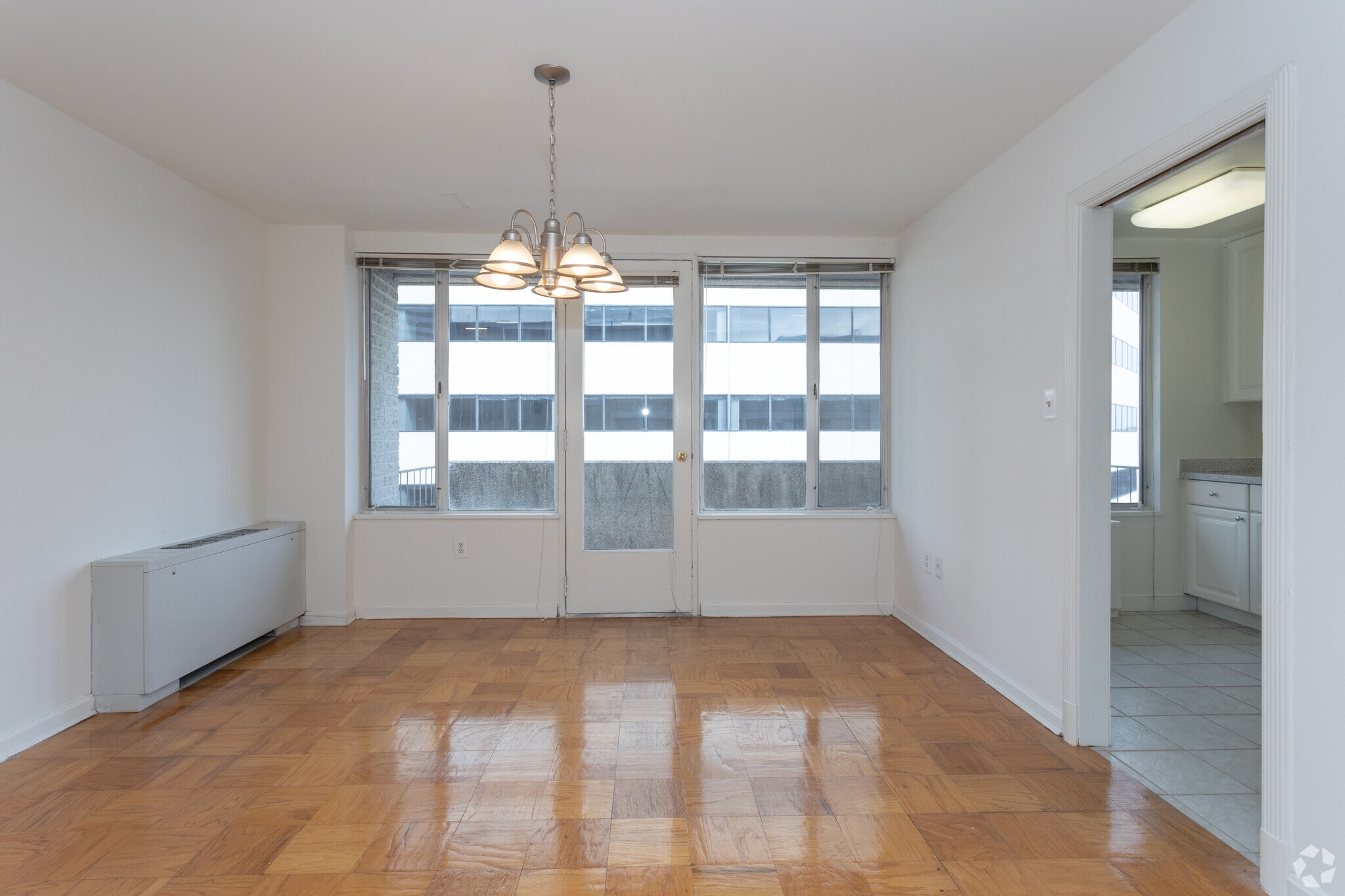 1BR, 1BA - 1,200 SF - London Normandy House