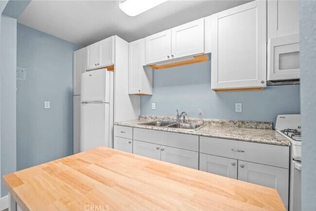 Building Photo - 7432 Dumosa Ave