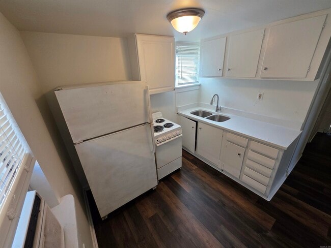 Building Photo - 916 N Poplar St