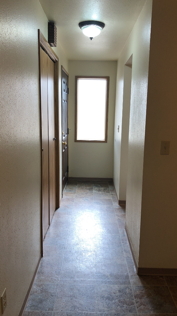 Building Photo - Location Location Location - 3 Bedroom 2 b...