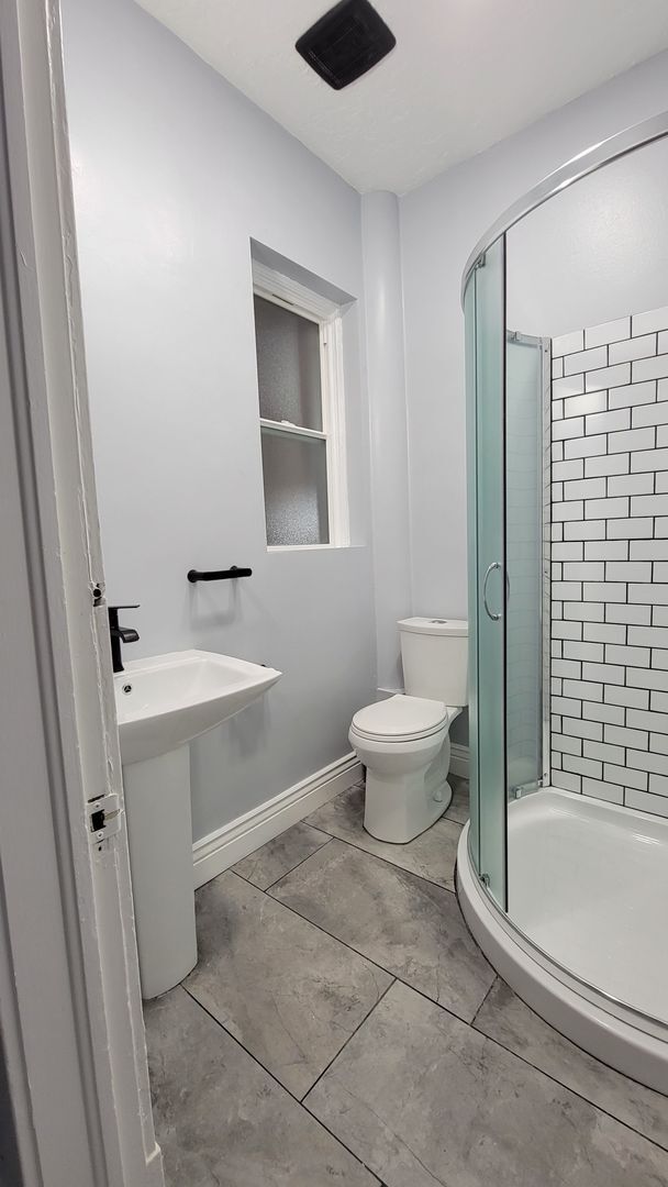 Building Photo - Charming renovated avenues apartment