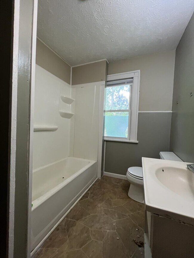 Building Photo - 614 E Broadway St