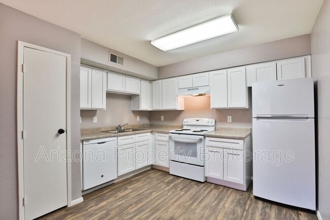 Building Photo - 6132 E Greenway St