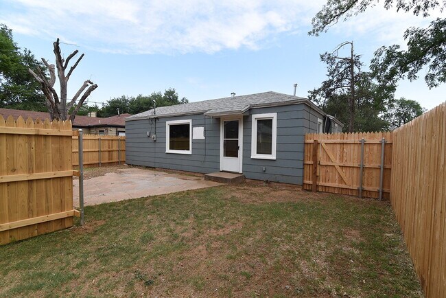 Building Photo - "Charming Retreat: Cozy 2-Bed, 1-Bath Gem ...