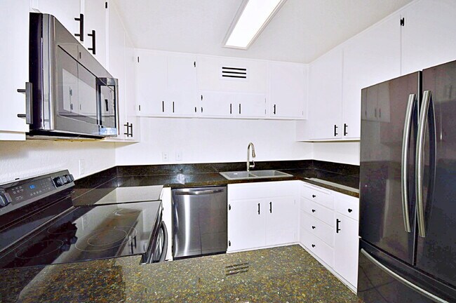 Building Photo - "Spacious 960 Sq Ft Studio Oasis in Vibrant Palm Springs!"