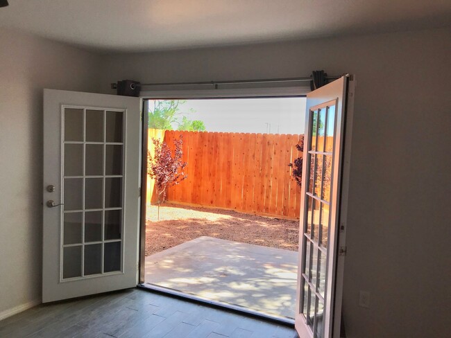 Building Photo - Beautiful remodeled duplex with granite co...