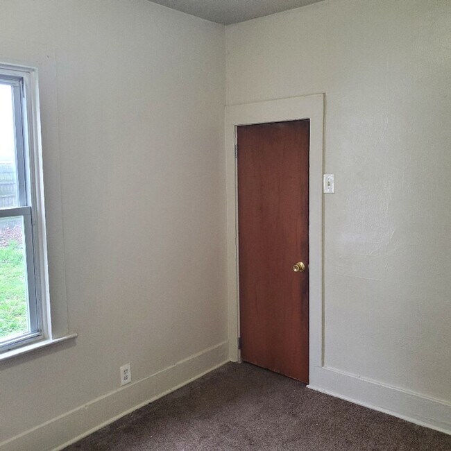 Building Photo - 1 BDRM APARTMENT FOR RENT.