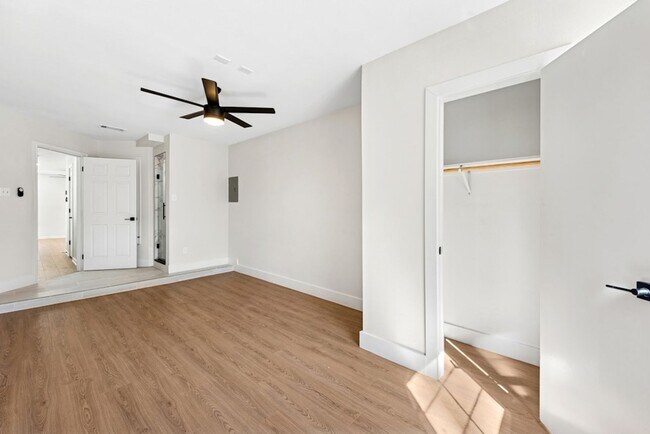 Building Photo - 4 bed with back yard in great East side location.