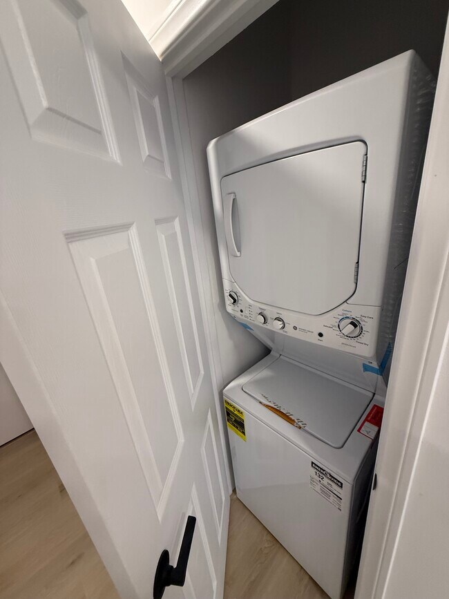 Building Photo - 1229 Larrabee St