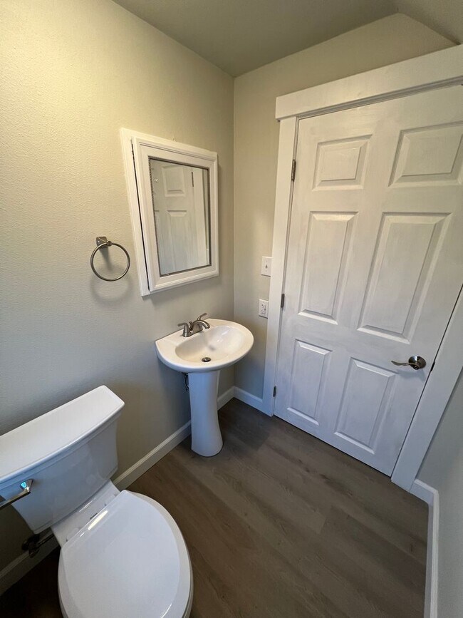 Building Photo - NEWLY REMODELED! 3+ bed, 1.5 bath, a/c, d/...