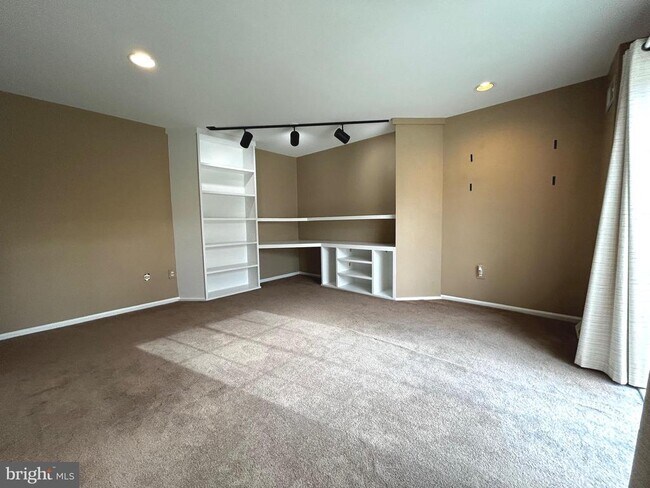 Building Photo - 1410 Stratford Ct