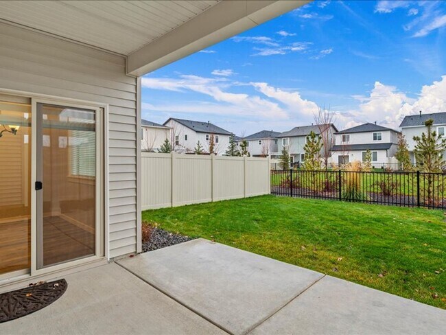 Building Photo - Free September Rent!  Beautiful Newer 4 Bed, 3 Bath located in the heart of Meridian - available ...