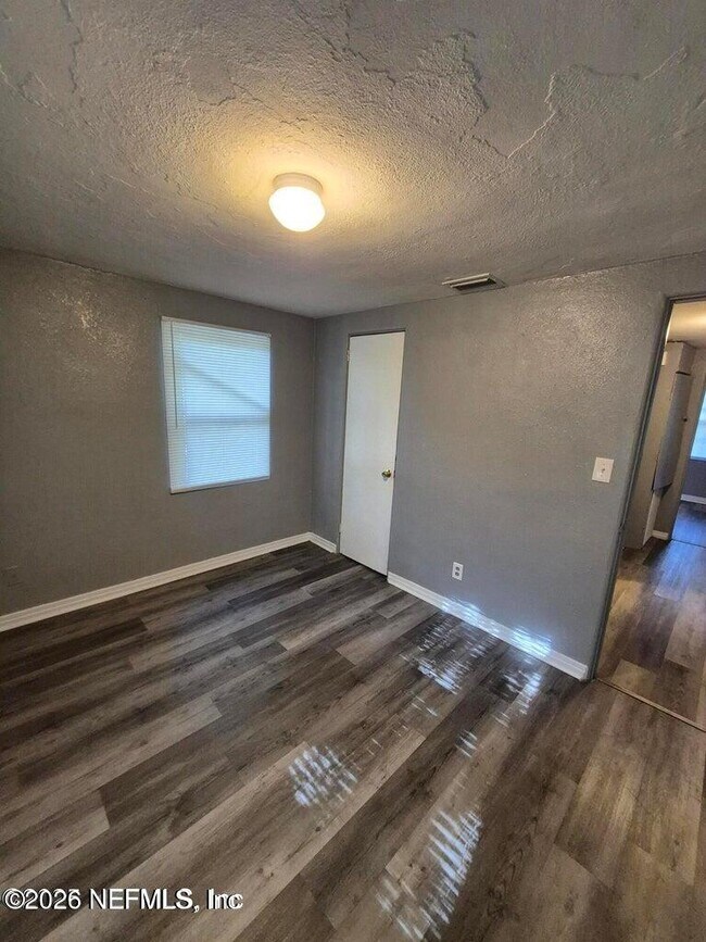 Building Photo - 1305 E 30th St