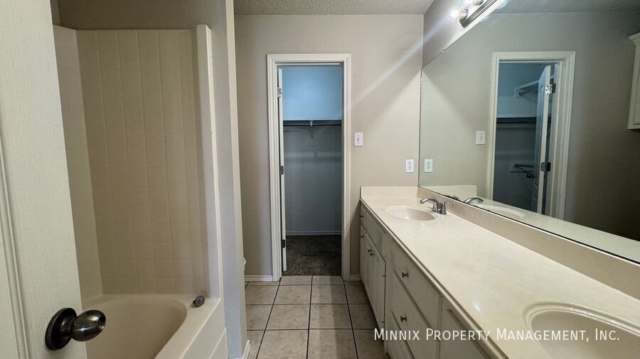 Building Photo - 9704 Ave U Ave