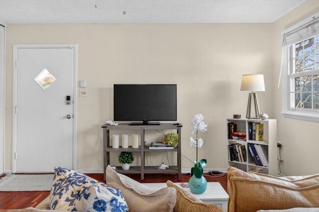 Building Photo - 462 Worthington Rd