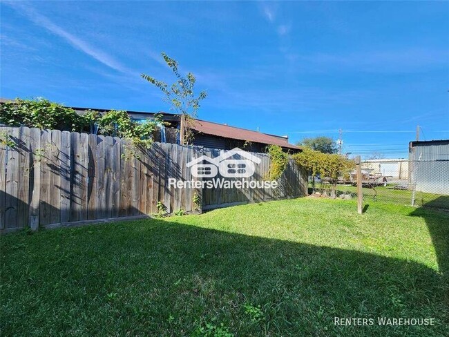 Building Photo - 6915 1/2 Avenue L-