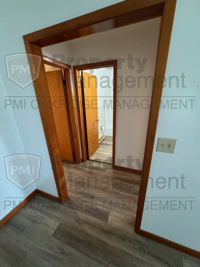 Building Photo - 2 Bed Single Level Apartment