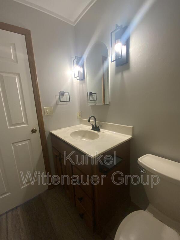 Building Photo - 111 Twin Oaks Dr
