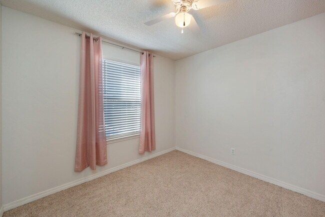 Building Photo - 2702 Beacon Ct