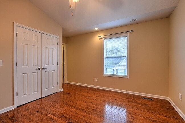 Building Photo - 2121 S Greenwood Dr