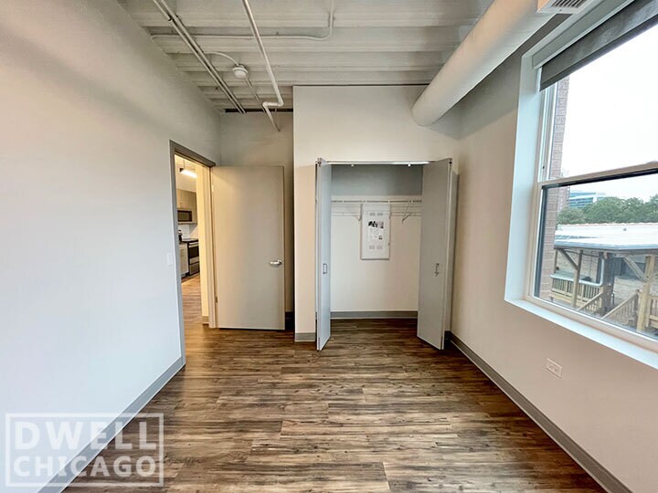 Building Photo - 911 W Dakin St