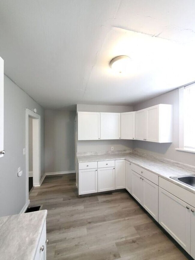 Building Photo - 3 BEDROOM SINGLE FAMILY HOME-SEC8 TENANTS ...
