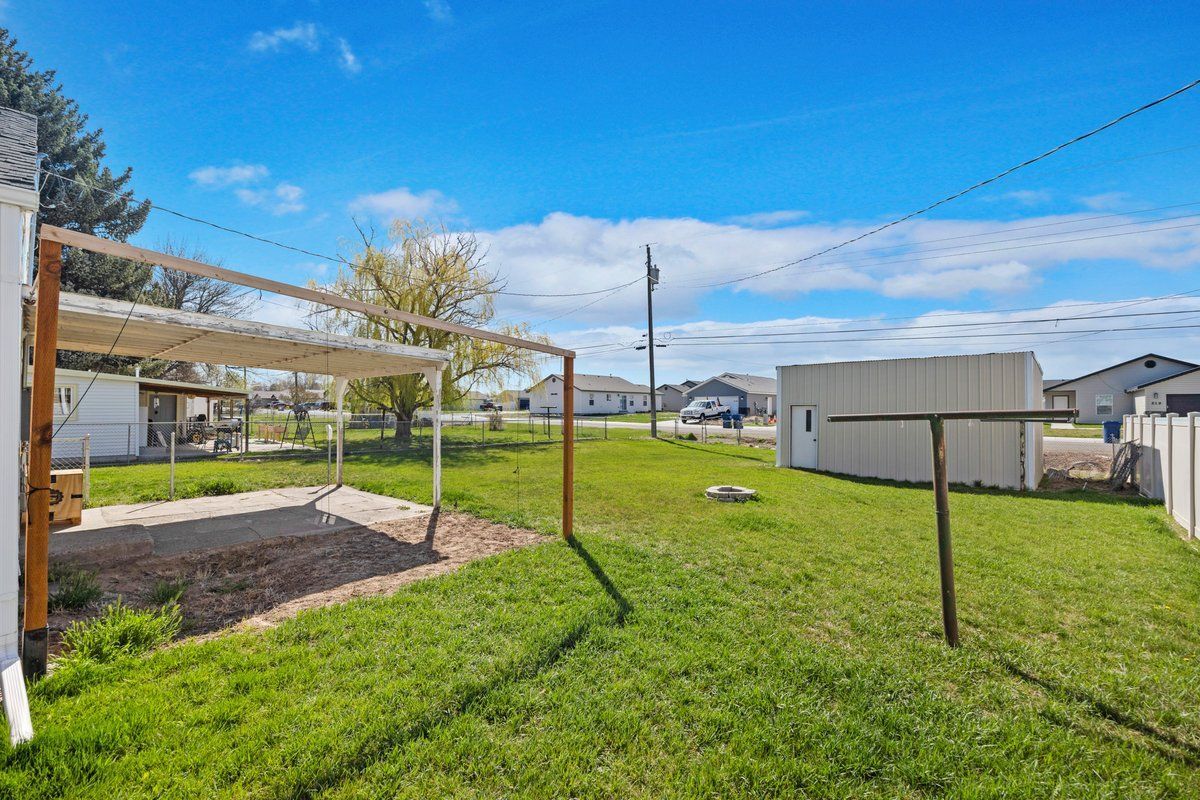 Building Photo - 523 W Ave G