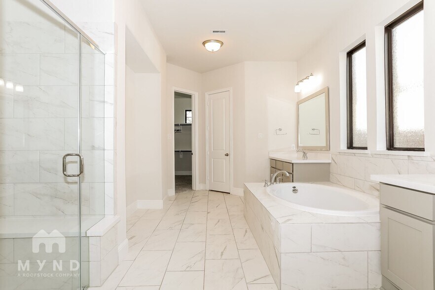 Building Photo - 30627 S Creek Way
