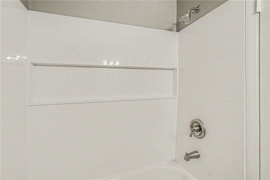 Building Photo - 2805 Northeast Expy