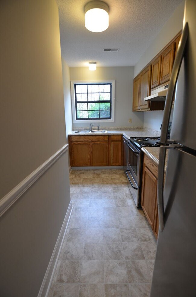 Building Photo - Lovely 2 Bedroom, 1.5 Bath Townhouse in Carrboro - Avail in March!