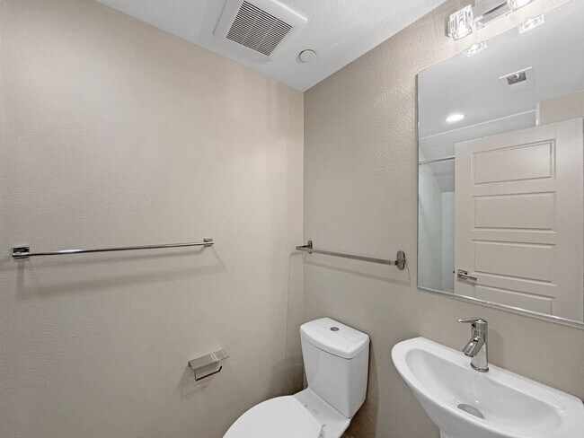 Building Photo - Stunning 3B/3.5BA Townhouse in Mission Val...