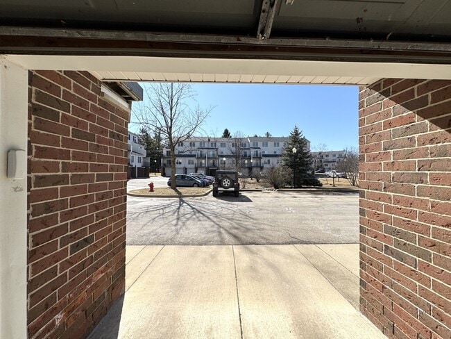 Building Photo - 1860 Lindsay Ln