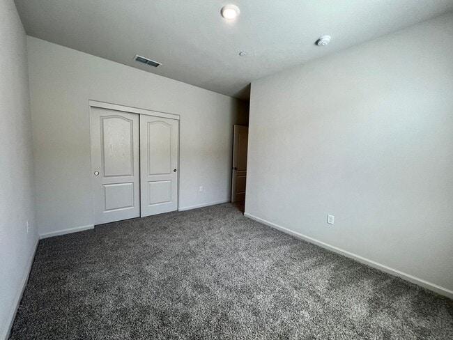 Building Photo - 2035 Greenbriar Dr