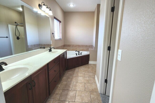 Building Photo - -NIXA- 5 bed 3 bath Home | TWO Large Maste...