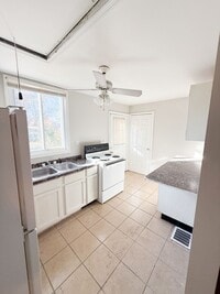 Building Photo - 2 Bed/1 Bath - Beautiful Hardwood Floors!