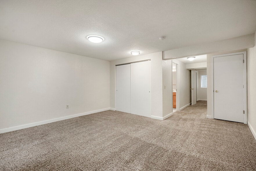 Large bedroom, suite, and basement with full bath - 11554 Community Center Dr