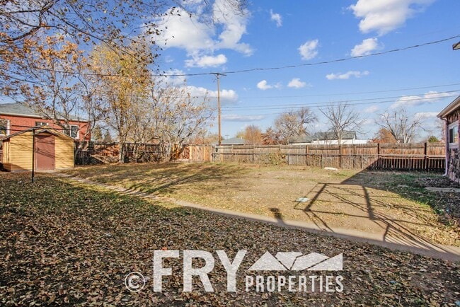 Building Photo - Spacious Sunnyside Home with Huge Yard