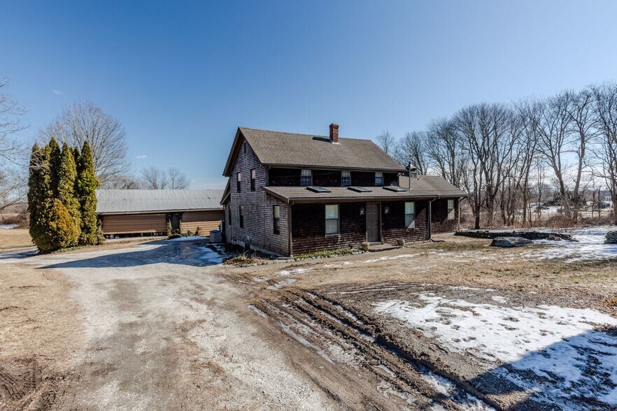 Building Photo - 1861 E Main Rd