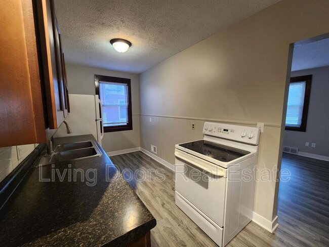 Building Photo - 348 S 38th St