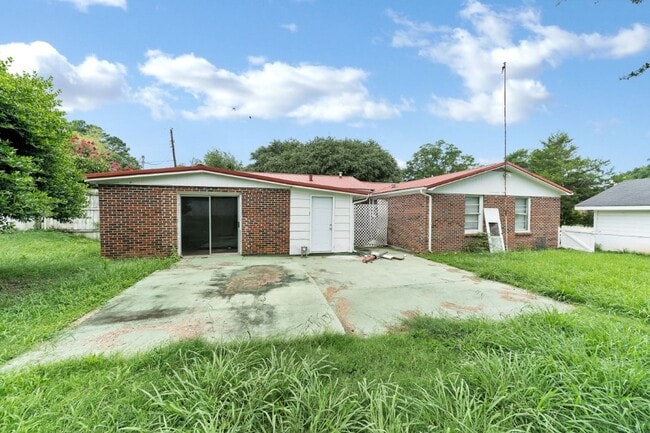 Building Photo - Hot Listing! Modern 3BR/2BA in Talladega –...