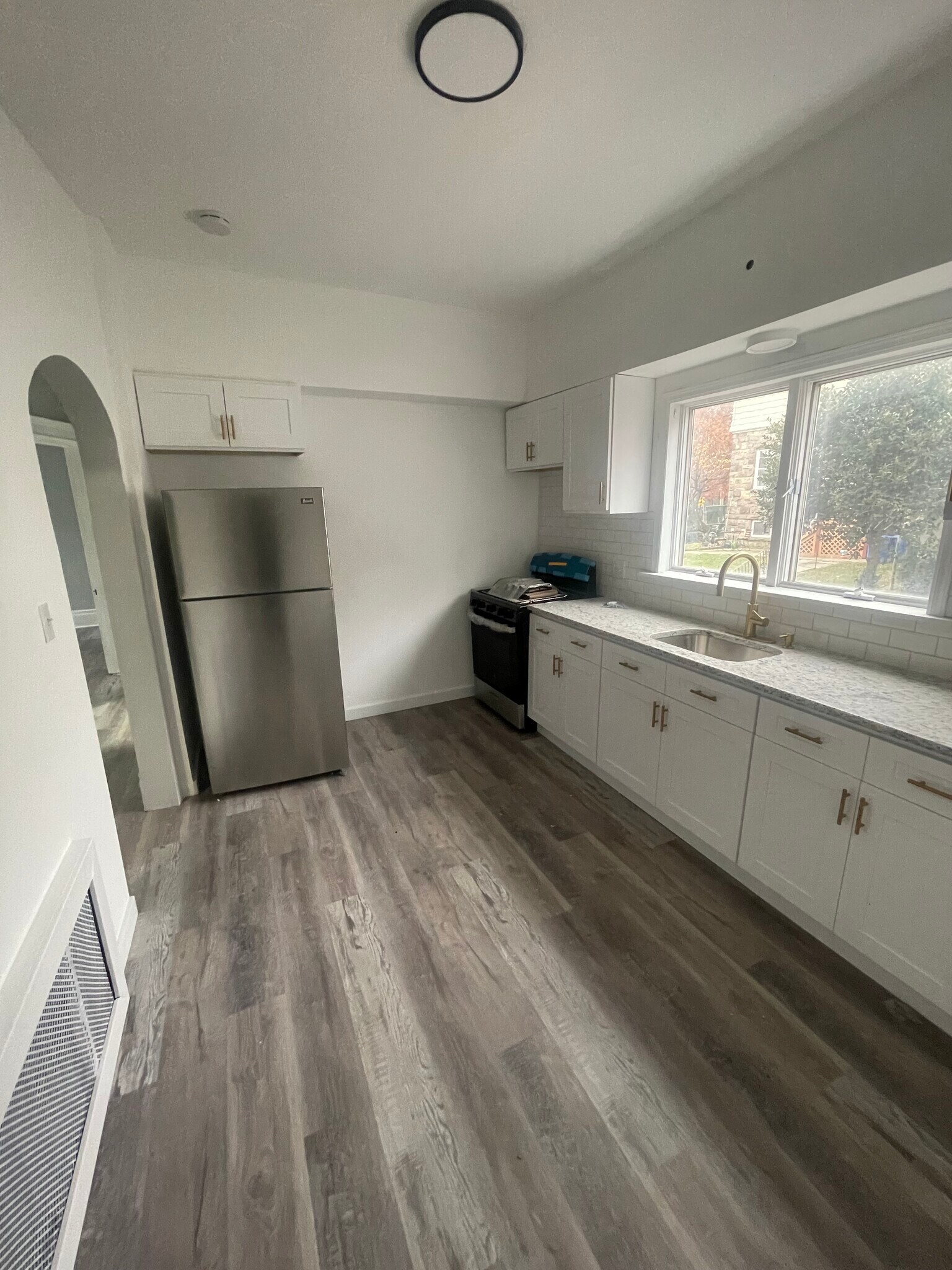 Kitchen - 698 Clifton Ave