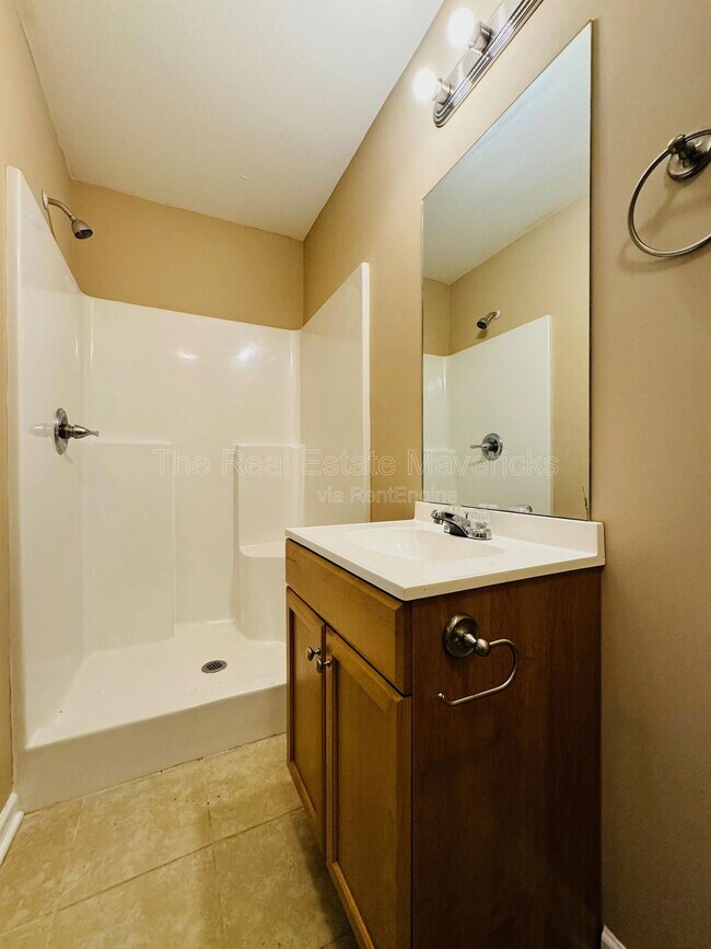 Building Photo - 4619 Kirkland Ave